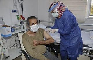 Huzurevi sakinlerine CoronaVac aşıları yapıldı