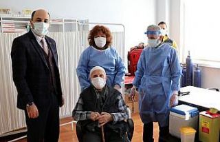 Huzurevi sakinlerine korona aşısı