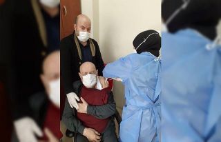 Huzurevi sakinlerine korona aşısı yapıldı