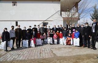 İhtiyaç sahibi çocukların yüzü güldü