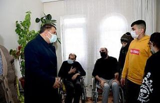 İhtiyaç sahibi engellilere tablet ve gıda paketi