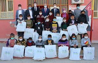 İhtiyaç sahibi öğrencilere kışlık giyecek desteği