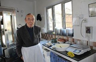 İhtiyar delikanlı Eşref Amca, 90 yaşında işinin...