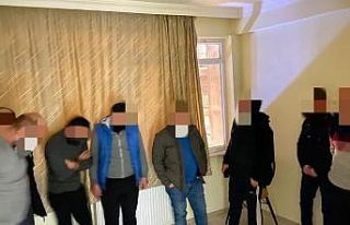 İkameti kumarhaneye çevirseler de polisten kaçamadılar