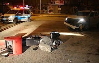 İki araç kaza yaptı, biri savrulup motosikletli...