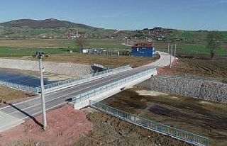 İki ilçeyi birbirine bağlayan köprü trafiğe...