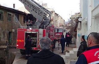 İki katlı ahşap ev yangın sonrası kullanılamaz...
