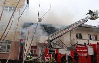 İki katlı ev çıkan yangında alevlere teslim oldu