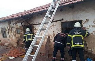 İki katlı ev yangında kullanılamaz hale geldi