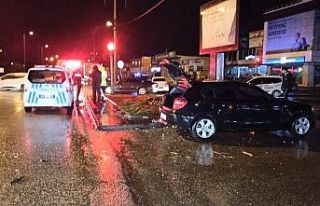 İki otomobil kavşakta çarpıştı; 1 yaralı