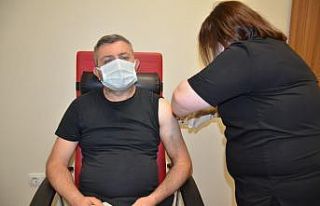 İlk aşıları sağlık çalışanları oldu