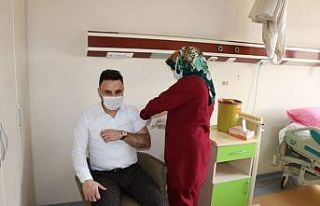 İlk Korona aşısını Başhekim Karasu vuruldu