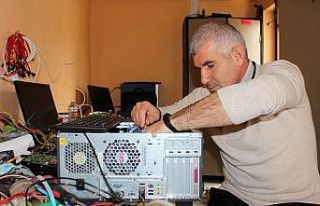 İlkokul müdürü tamir ettiği bilgisayarları öğrencilerin...