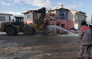 İnegöl’de tehlike saçan metruk binalar yıkılıyor