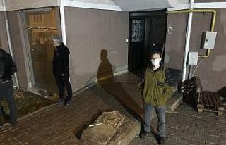 İnşaat çalışmasını balkondan izleyen vatandaşın...