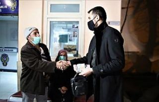 İnşaat işçisi, ailesiyle para dolu çanta buldu,...