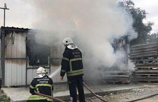 İnşaat konteyneri alev alev yandı