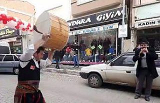 İş yapamayan esnaf davullu-zurnalı ‘sokak indirimi’...