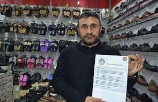 İş yerini açan esnaf zarf içinde 1 lira ile karşılaştı