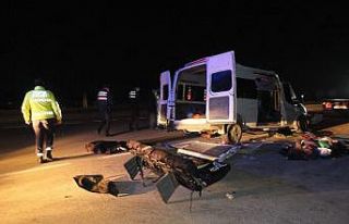 İşçi taşıyan minibüs TIR’a çarptı : 3 ölü,...