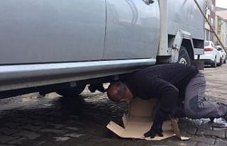 Isınmak için girdiği araç altında sıkışan...