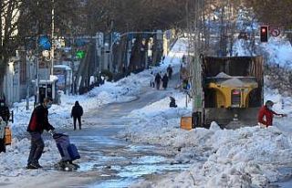 İspanyollar yoğun kar yağışını eğlenceye çevirdi