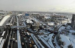 İstanbul trafiğinde kar manzaraları havadan görüntülendi