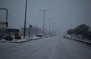 İzmir-Ankara D300 karayolunda trafiğe kar engeli