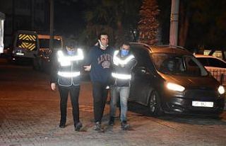 İzmir polisi dolandırıcıyı yemek yerken yakaladı