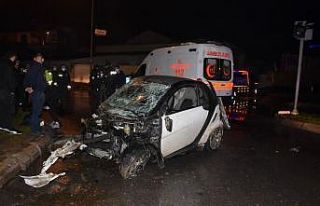 İzmir’de kontrolden çıkan araç takla attı:...