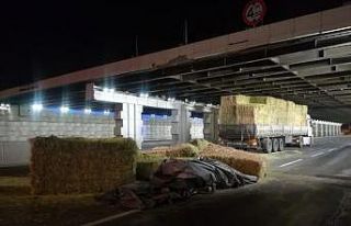 İzmir’de saman yüklü TIR alt geçide sıkıştı