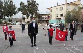 İzmir’de tebessüm ettiren İstiklal Marşı töreni