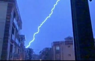 İzmir’de yıldırımlar geceyi aydınlattı
