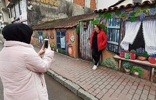 İzmit Belediyesi boş duvarları renklendiriyor