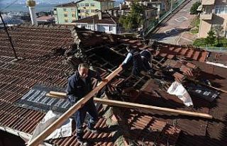 İzmit Belediyesinden çatısı yanan vatandaşa yardım