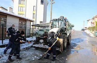 İzmit Belediyesinden kar ve buz temizleme mesaisi