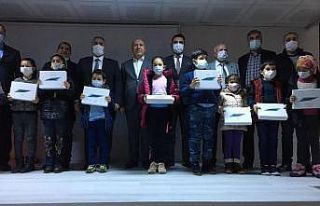 İzollu Vakfı’ndan eğitime 100 tablet desteği