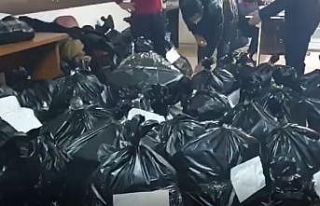 Jandarma delillere ulaşmak için çöp kutularına...