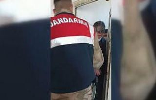 Jandarmadan saklanmak için tuvalete sığındılar