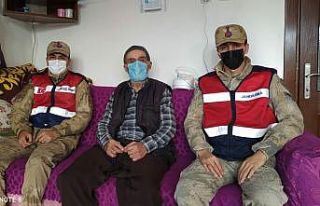 Jandarmadan yaşlılara doğum günü sürprizi