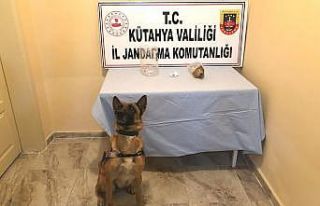 Jandarmayı görünce uyuşturucuyu yere attılar