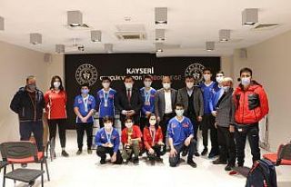 Kabakcı başarılı sporcuları ödüllendirdi
