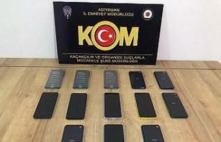 Kaçak cep telefonu ve makaron ele geçirildi