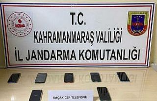 Kaçak telefonlarla yakalandı