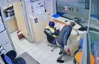 Kadın görevlinin arkasından yaklaştı, paraları...