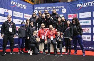 Kadın güreşçilerden Fransa’da 3 madalya
