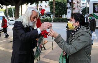 Kadınlara çiçek verip özür dileyen adam ağlattı