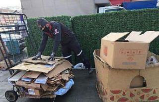 Kağıt toplayarak 3 çocuğunu okutuyor