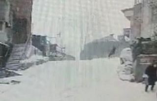 Kağıthane’de buzlanan yolda düşen vatandaşa...