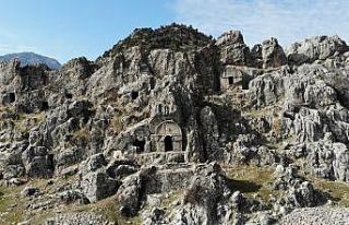 Kahramanmaraş’ta kaya mezarları ilgi çekiyor